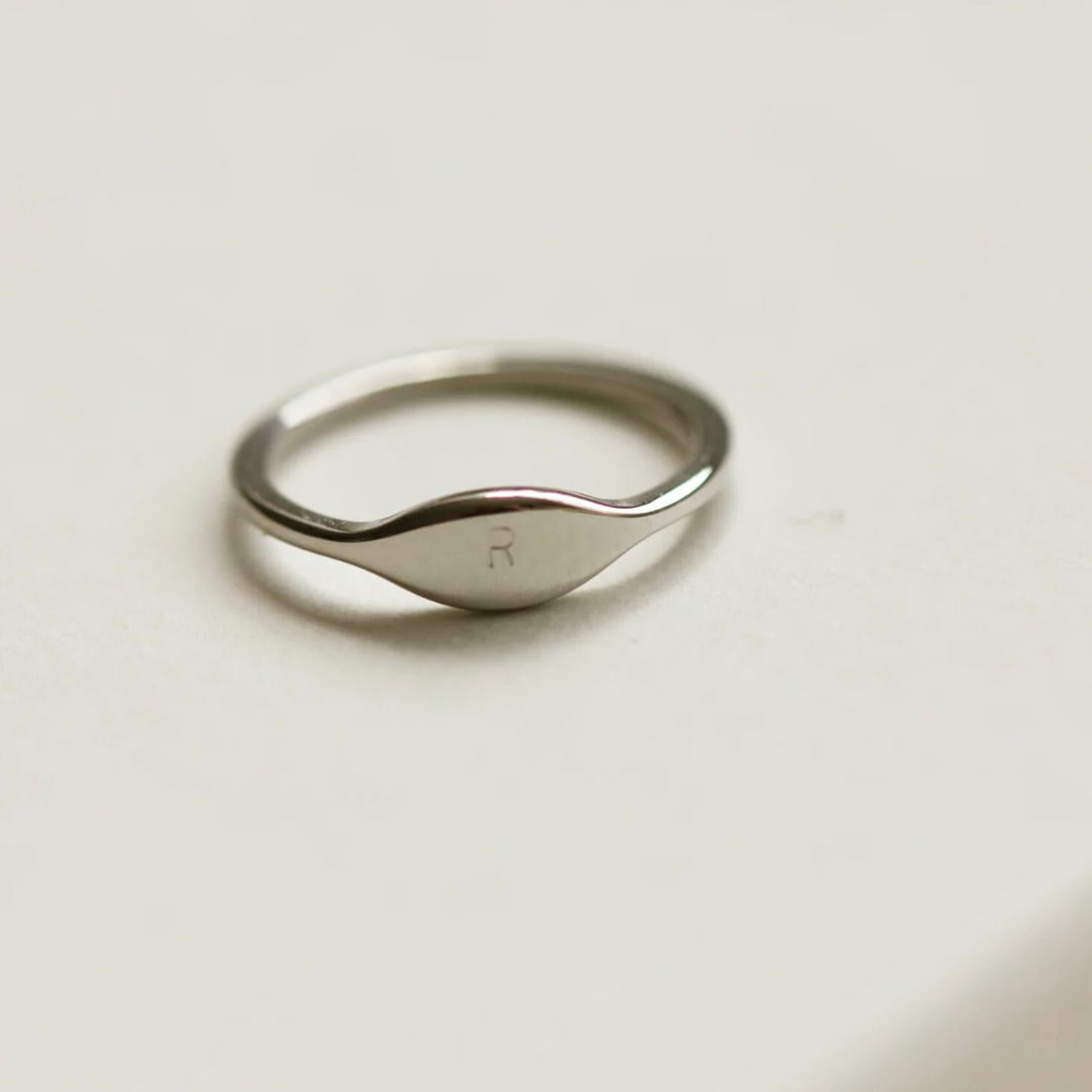 GRACIE Initial Signet Ring