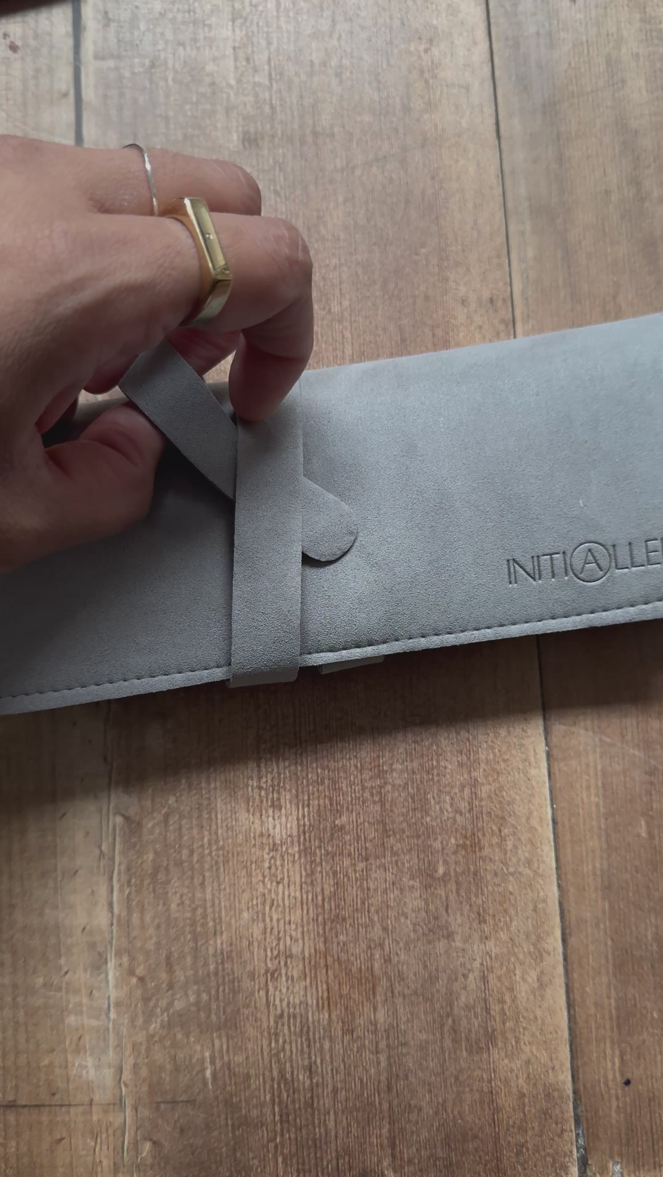 Foldable soft jewellery pouch with compartments 