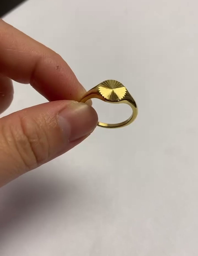 Sunburst initial signet ring gold 